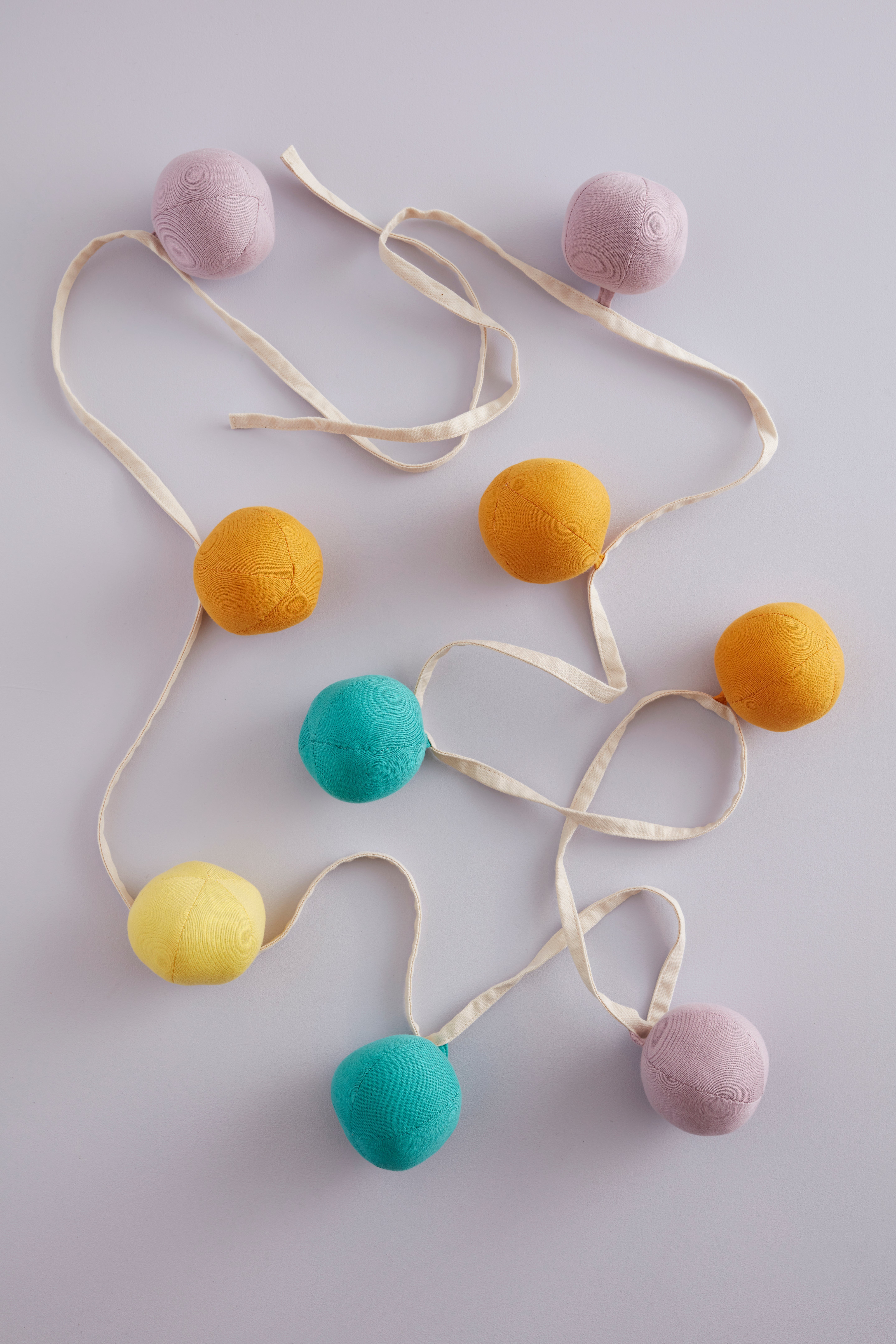 Girlang pompoms